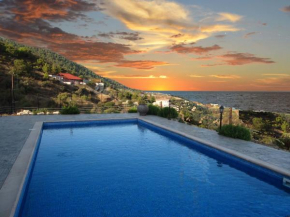 Happy Trails Pomos Panoramic Villa